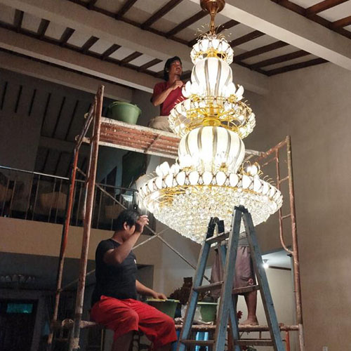 Jasa cuci servis bongkar pasang lampu kristal hias JABODETABEK (31) Jasa cuci servis bongkar pasang lampu kristal hias JABODETABEK (31)